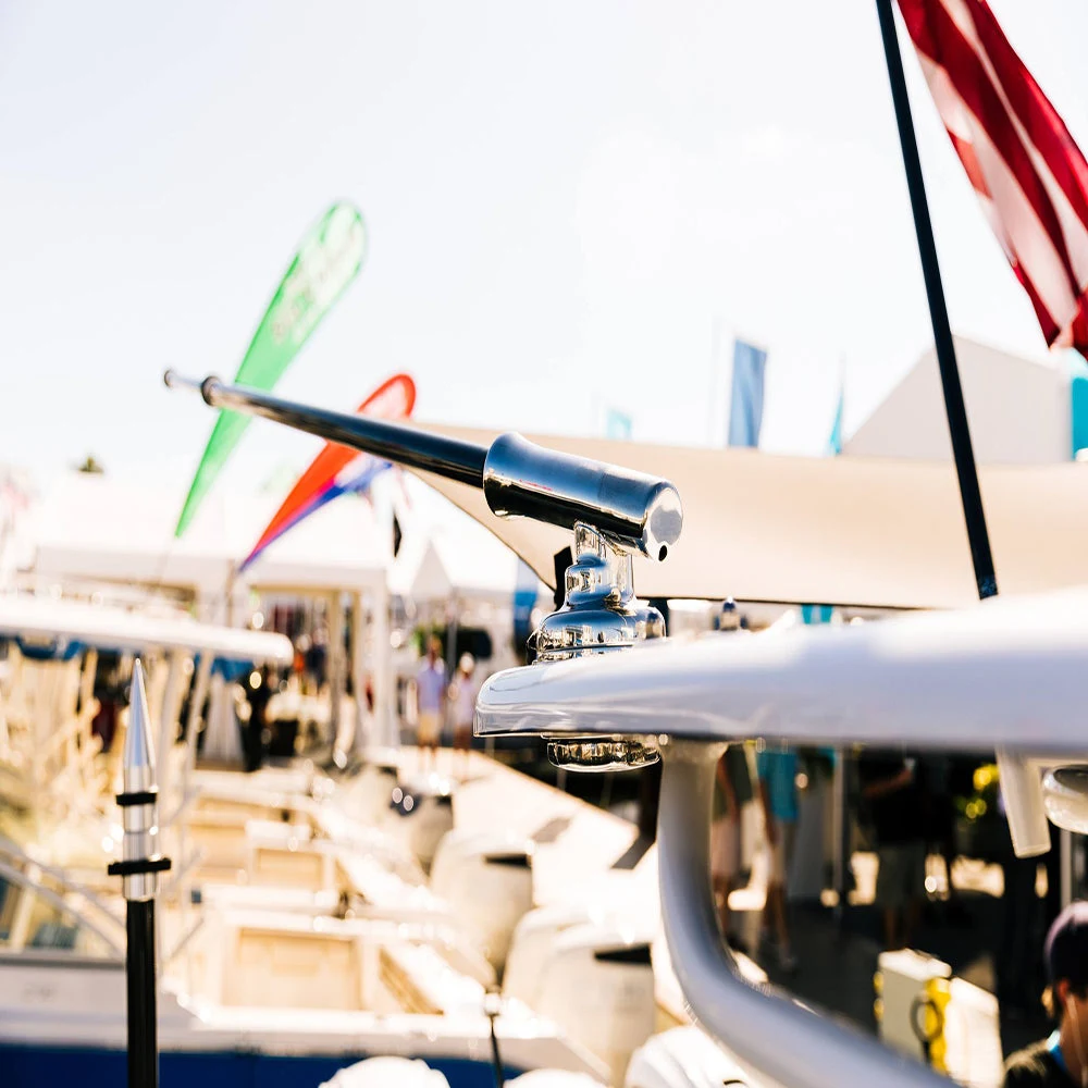 Gemlux Coastal pole seated in a polished outrigger mount